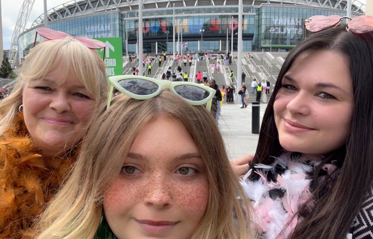 Image: Caitlin with her mum Tracey and sister Cherry