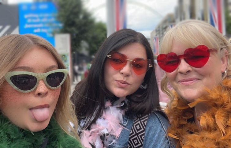 Image: Caitlin with her mum Tracey and sister Cherry